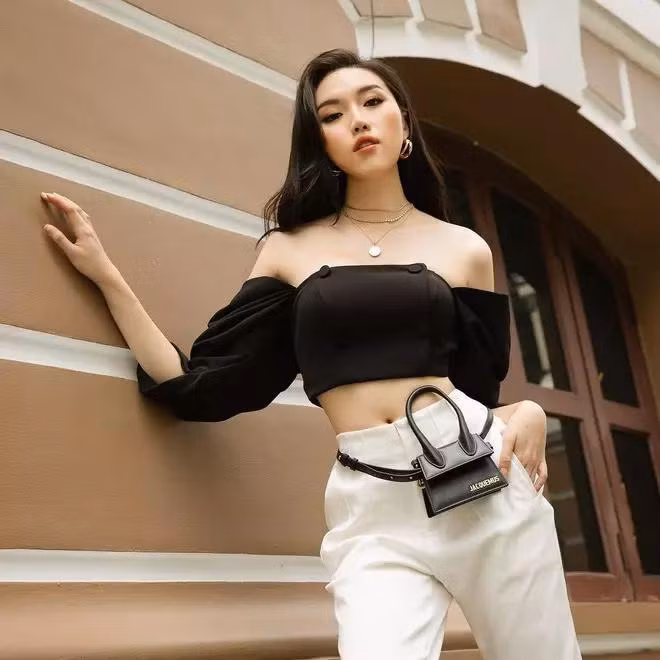 Trên trang cá nhân, Thanh Huyền thường xuyên chia sẻ những bức ảnh khoe body đẹp cùng thần thái sang chảnh.