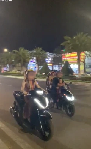 Một đoạn clip ngắn ghi lại cảnh 1 cô gái "chân ngắn" đi xe SH và màn dừng đèn đỏ "bá đạo" của cô nàng đã nhanh chóng nhận được sự quan tâm từ phía cộng đồng mạng.