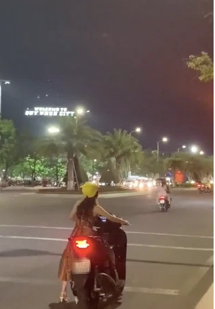 Khi dừng đèn đỏ, vì chiếc xe cao nên cô gái phải "nhảy lẹ" xuống xe để giữ, sau đó khi đèn chuyển sang tín hiệu xanh được di chuyển, cô gái mới từ từ lên xe và điều khiển xe máy chạy tiếp.