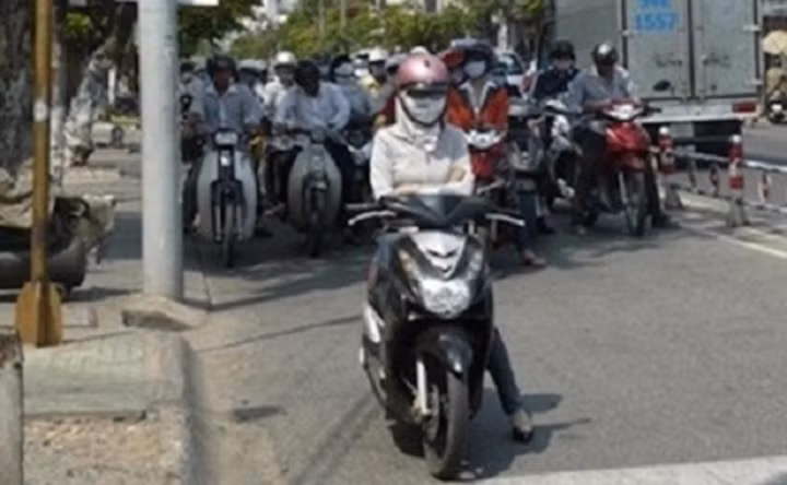 Dù chỉ đơn thuần là dừng đỗ đèn đỏ thôi thế nhưng mỗi thời điểm sẽ xuất hiện không ít màn dừng đỗ hài hước khiến những ai qua đường cũng phải ngoái nhìn.