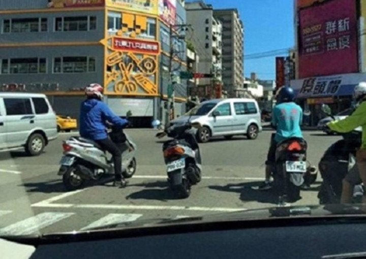 Đây là phong cách dừng đèn đỏ mời gọi... trộm xe giữa trời nắng nóng, đúng chuẩn của đi thay người.