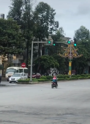 Mặc dù biết cô ấy đi sai luật, nhưng có lẽ cô ấy không cố ý làm vậy, vẫn muốn chấp hành đèn đỏ mà đi "lố" nên mới dừng ở vị trí ấy.