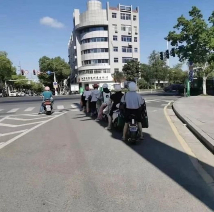 Đi ngoài đường trong khi trời nắng nóng với nhiệt độ cao là một cực hình với nhiều người. Khi đó, họ tìm những chỗ có bóng râm nhiều nhất để đi, đặc biệt là khi dừng đèn đỏ giữa trời nắng.