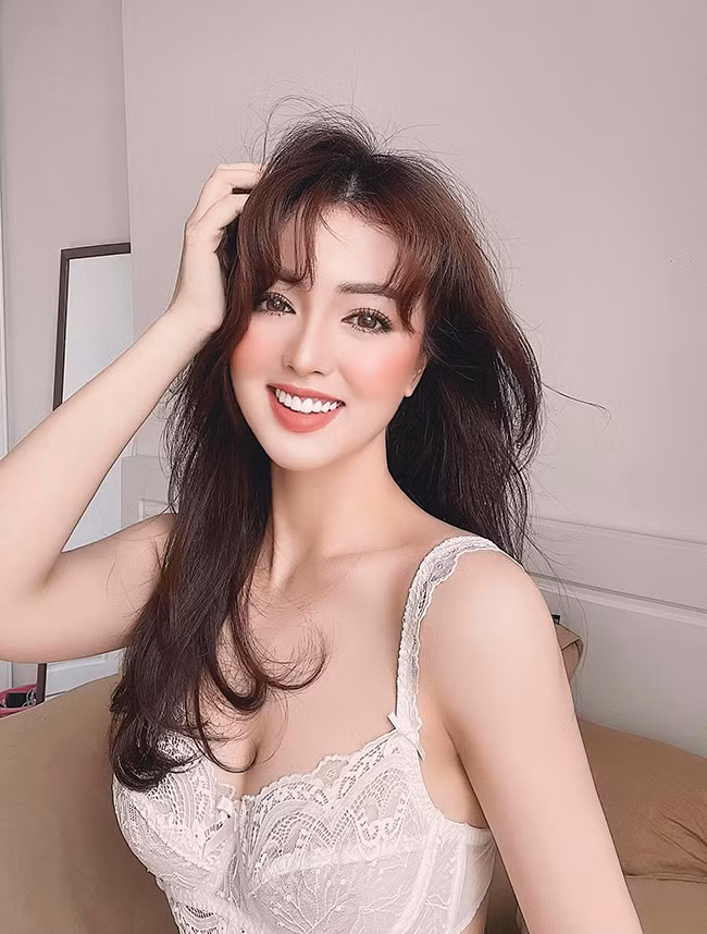 9X vui vẻ tiết lộ có lần cô nhuộm tóc màu sáng, chơi ở bãi biển có người ra bắt chuyện bằng tiếng Anh với mình.