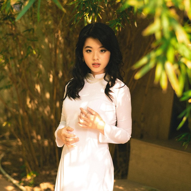 Bên cạnh Trà My, cô bạn Hồng Khanh - tiểu thư út nhà NSƯT Chiều Xuân cũng đang chuẩn bị cho kỳ thi sắp tới. Khanh từng nhận về nhiều quan tâm khi tham gia cuộc thi Giọng hát Việt nhí 2013.