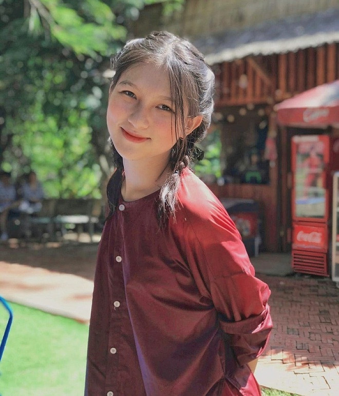 Cô bạn khiến cư dân mạng "ôm tim" nhờ khuôn mặt tươi tắn, nụ cười sáng và đôi mắt biết cười.