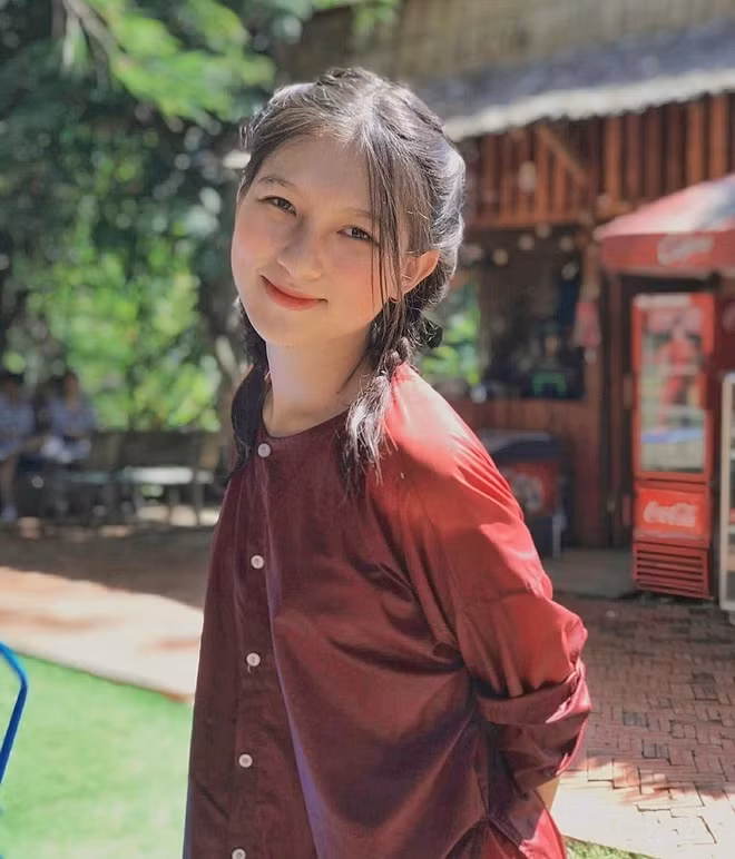 Cô bạn khiến cư dân mạng "ôm tim" nhờ khuôn mặt tươi tắn, nụ cười sáng và đôi mắt biết cười.