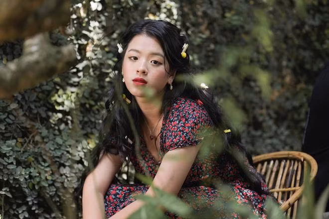 Ở độ tuổi 18, nàng hot girl 2K sở hữu gương mặt xinh xắn, cùng phong cách rất cá tính, khi thì mong manh như nàng thơ, lúc lại rất hiện đại.