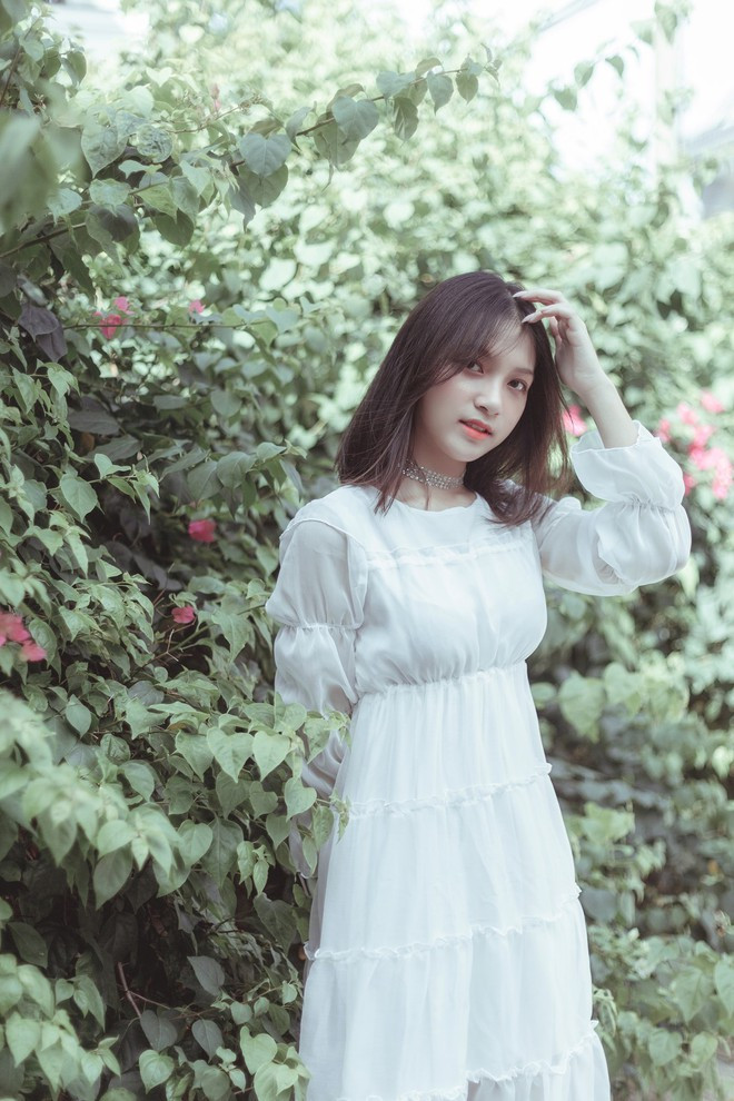 Mới 18 tuổi, Yến đã có cuộc sống tự lập, thậm chí phụ bố mẹ phần nào tiền học nhờ công việc giới thiệu sản phẩm. Ảnh: Tổng hợp