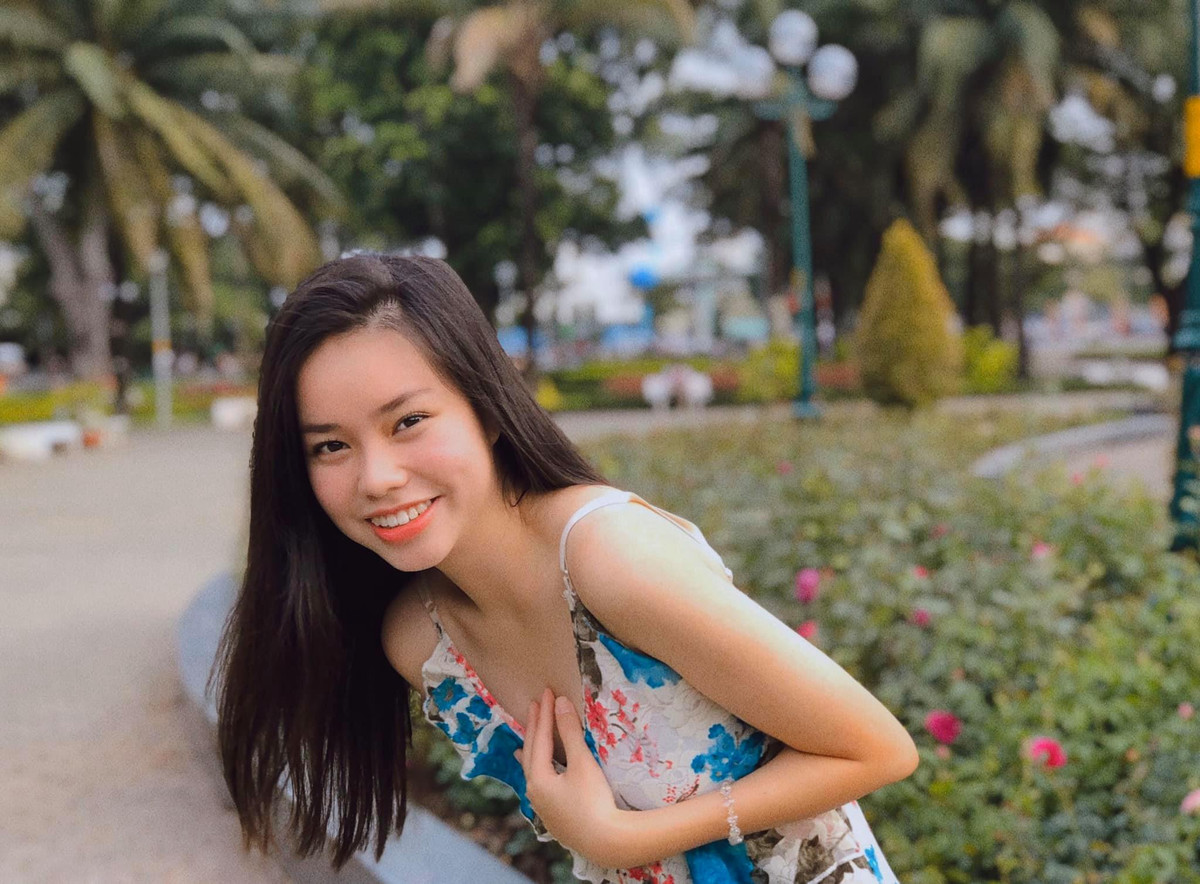 Mới đây, trong buổi học cuối cùng, Trà My đã gửi lời nhắn nhủ đến các bạn cùng lớp: "12 năm đi học không phải ngày nào cũng vui, nhưng nếu được quay lại mình cũng không muốn thay đổi gì hết. Chỉ mong sau này tụi mình vẫn luôn vui vẻ, vô tư như lúc này và sống thật hạnh phúc nha".