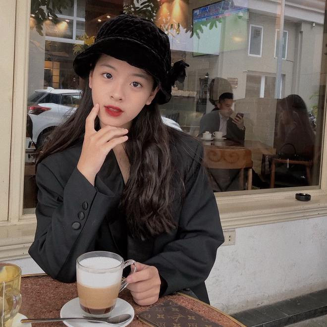 Được biết, Hồng Khanh đang theo học lớp 12, tại trường THPT Marie Curie (Hà Nội).