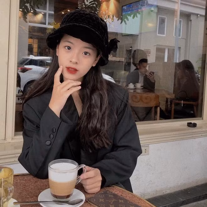 Được biết, Hồng Khanh đang theo học lớp 12, tại trường THPT Marie Curie (Hà Nội).