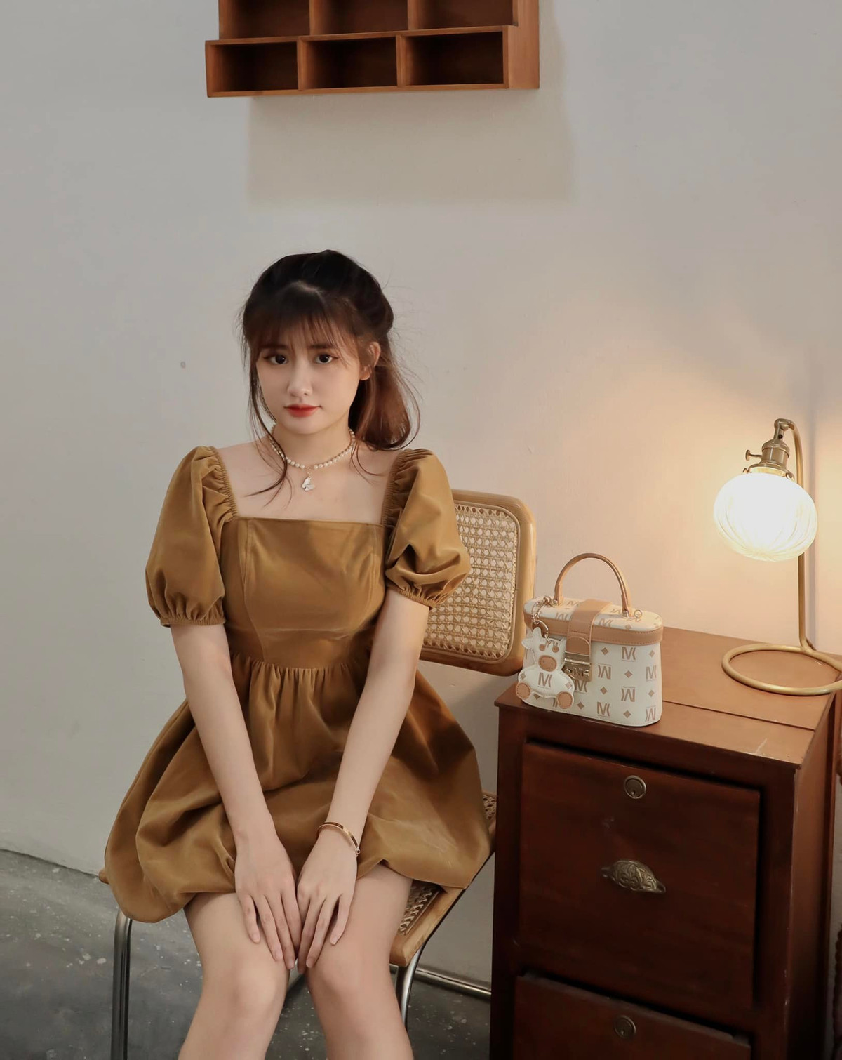 Không chỉ sở hữu ngoại hình xinh đẹp, Khánh Huyền còn gây chú ý với những vũ đạo gợi cảm, chuyên nghiệp và phong cách thời trang ấn tượng.