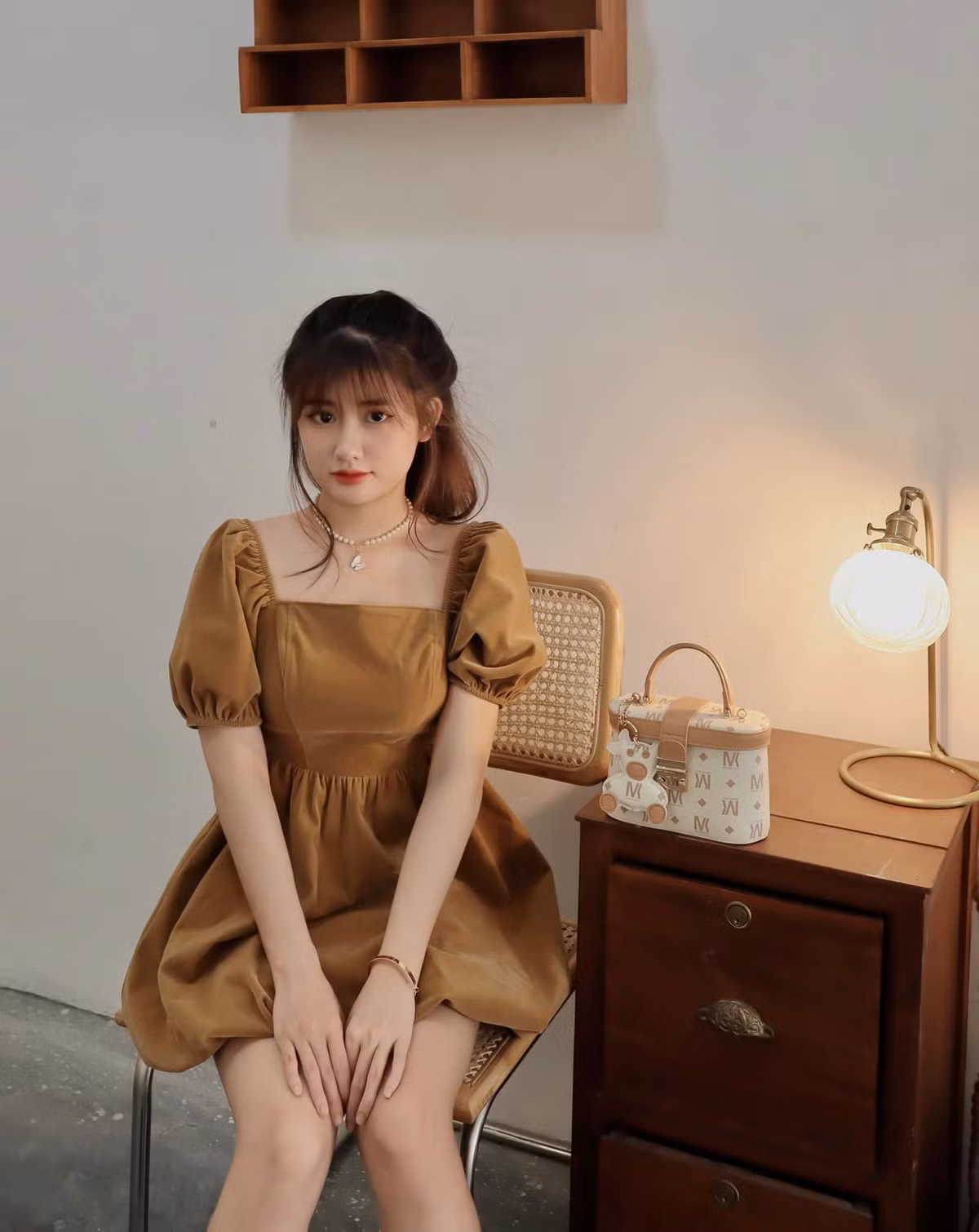 Không chỉ sở hữu ngoại hình xinh đẹp, Khánh Huyền còn gây chú ý với những vũ đạo gợi cảm, chuyên nghiệp và phong cách thời trang ấn tượng.