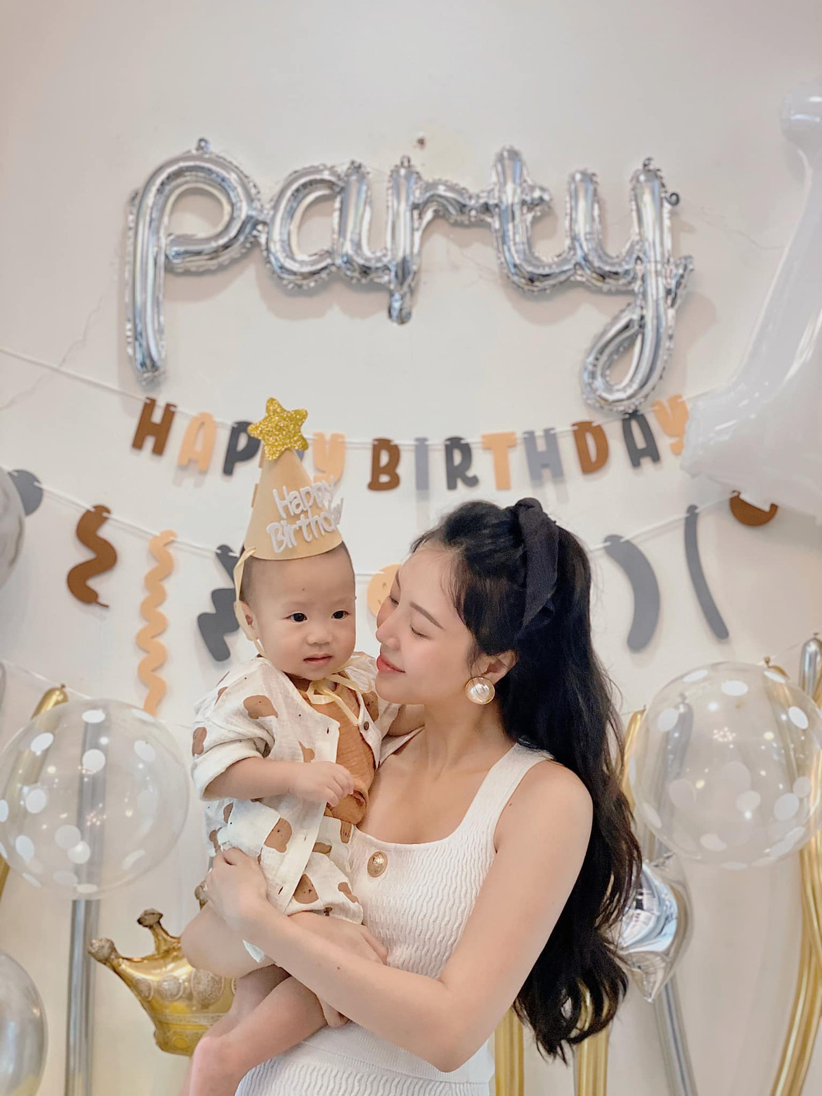 Trước đó cô nàng hot girl hàng không gây bất ngờ khi thông báo mang thai lần 2 dù con đầu lòng chỉ mới 8 tháng. Tiết lộ của Vũ Ngọc Châm khiến bạn bè, đồng nghiệp ngỡ ngàng, bật ngửa.