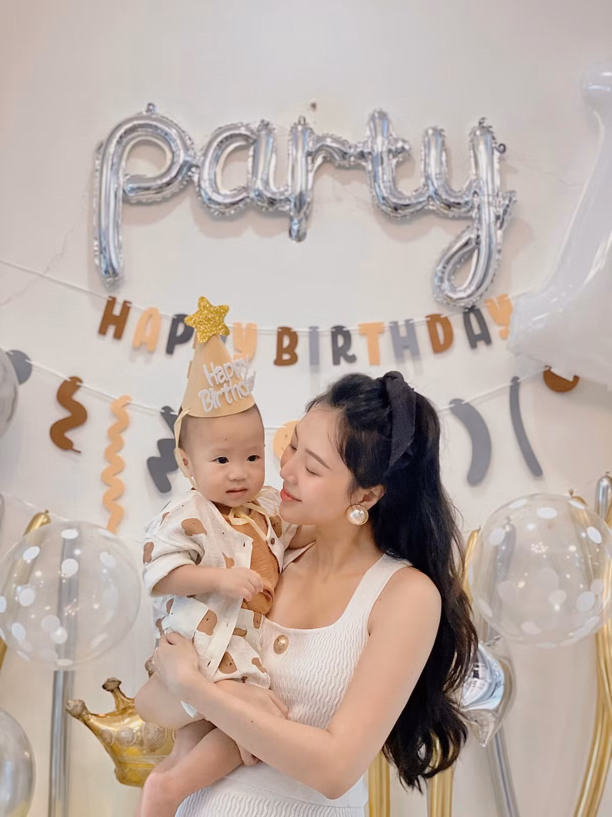 Trước đó cô nàng hot girl hàng không gây bất ngờ khi thông báo mang thai lần 2 dù con đầu lòng chỉ mới 8 tháng. Tiết lộ của Vũ Ngọc Châm khiến bạn bè, đồng nghiệp ngỡ ngàng, bật ngửa.