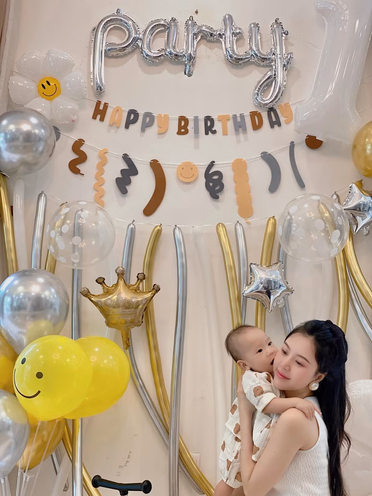 Ở phần bình luận, ngoài chúc em bé hay ăn chóng lớn, cư dân mạng cũng đặc biệt ngợi khen nhan sắc mẹ bầu ở lần mang thai em bé thứ 2.