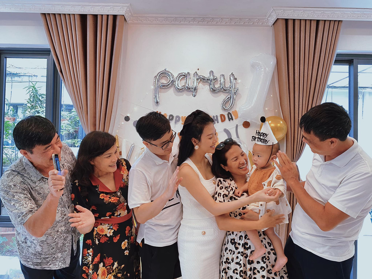 Cựu tiếp viên hàng không xinh đẹp cũng bối rối, bất ngờ khi biết tin, song cô cũng rất hào hứng khi chuẩn bị làm mẹ lần 2.