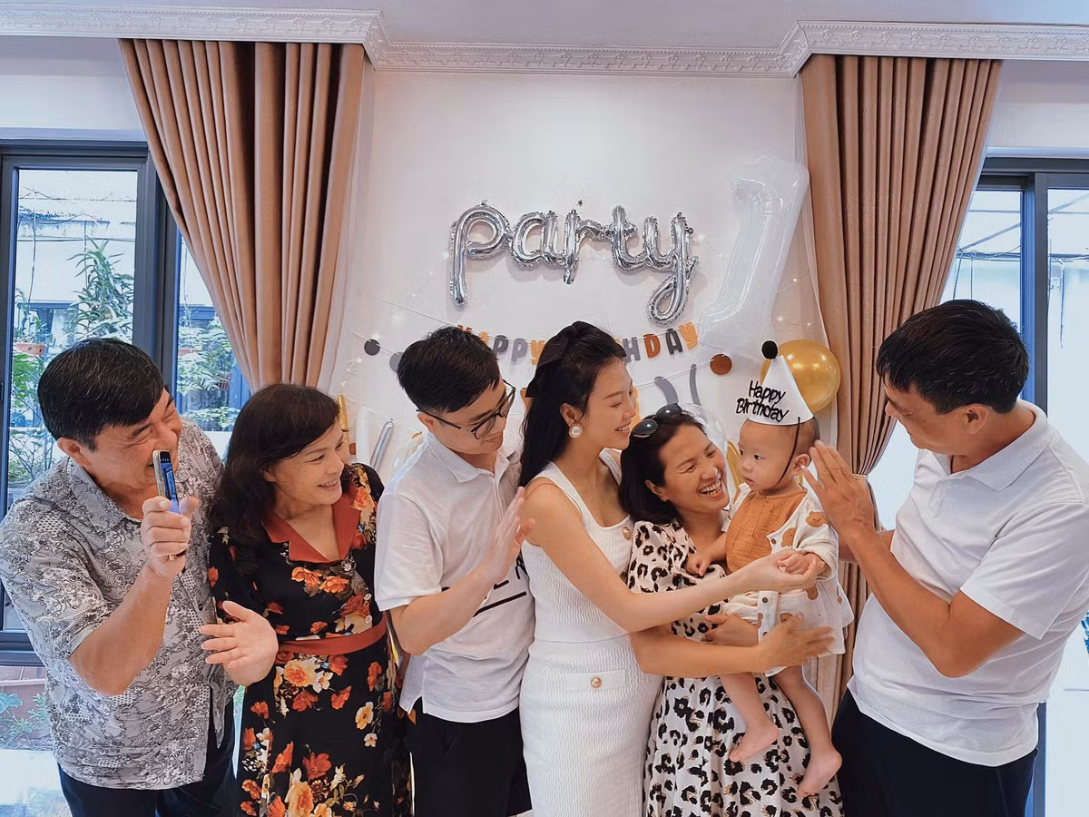 Cựu tiếp viên hàng không xinh đẹp cũng bối rối, bất ngờ khi biết tin, song cô cũng rất hào hứng khi chuẩn bị làm mẹ lần 2.