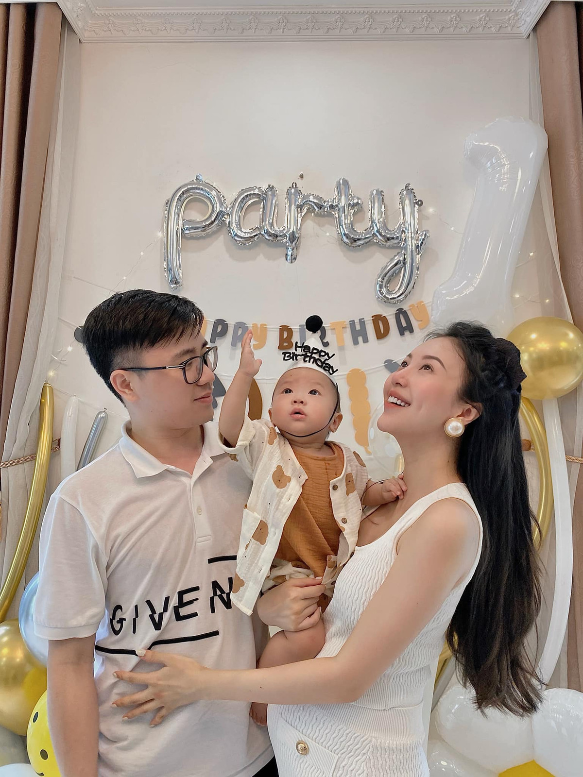 Kèm theo bài đăng là hình ảnh gia đình 3 người vô cùng hạnh phúc. Nhưng đáng chú ý hơn cả là chiếc bụng bầu cực lớn của cựu tiếp viên hàng không này.