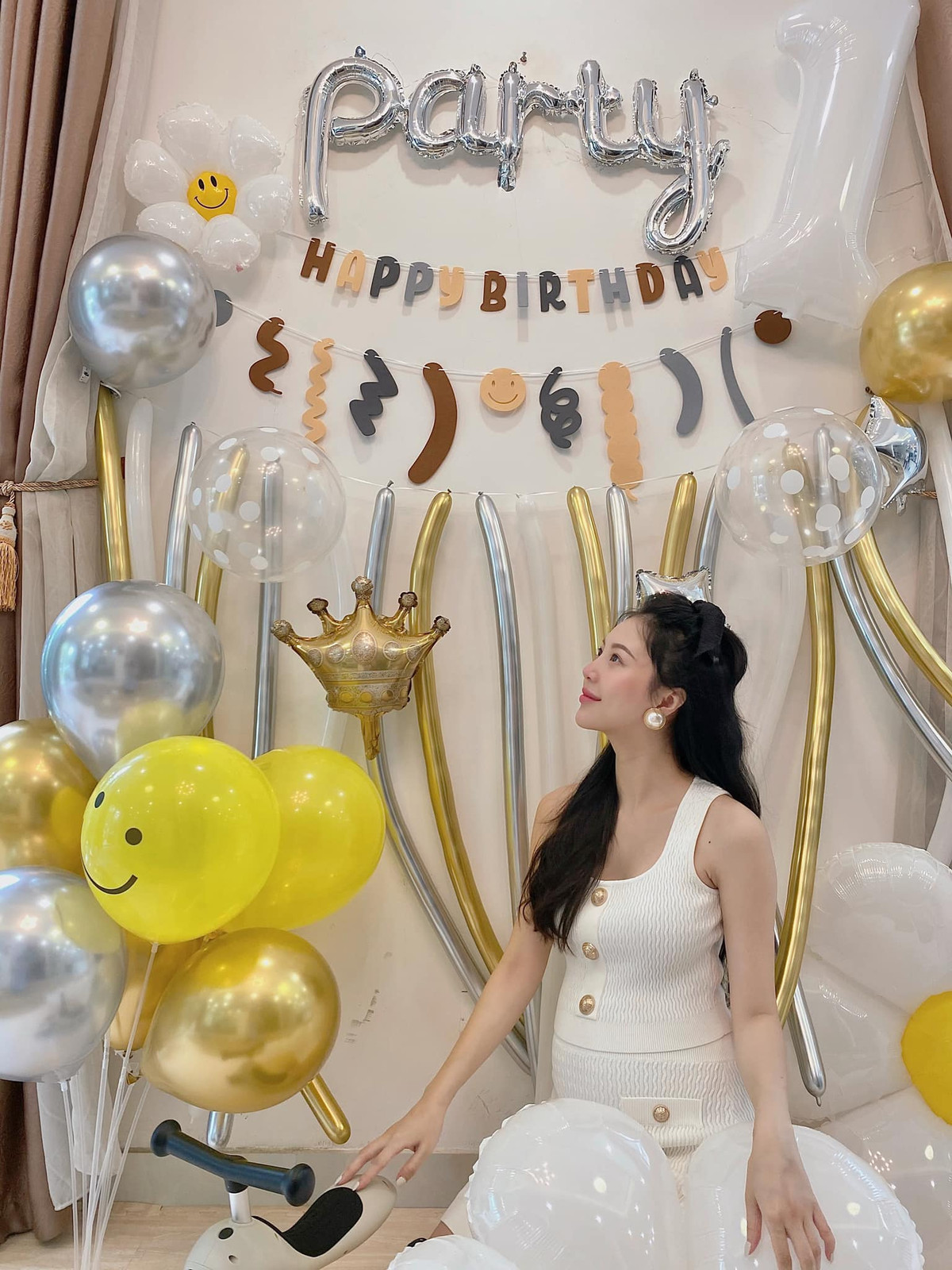 Mới đây trên trang cá nhân, người đẹp hàng không Vũ Ngọc Châm đã khoe loạt ảnh quý tử đầu tiên tròn 1 tuổi.