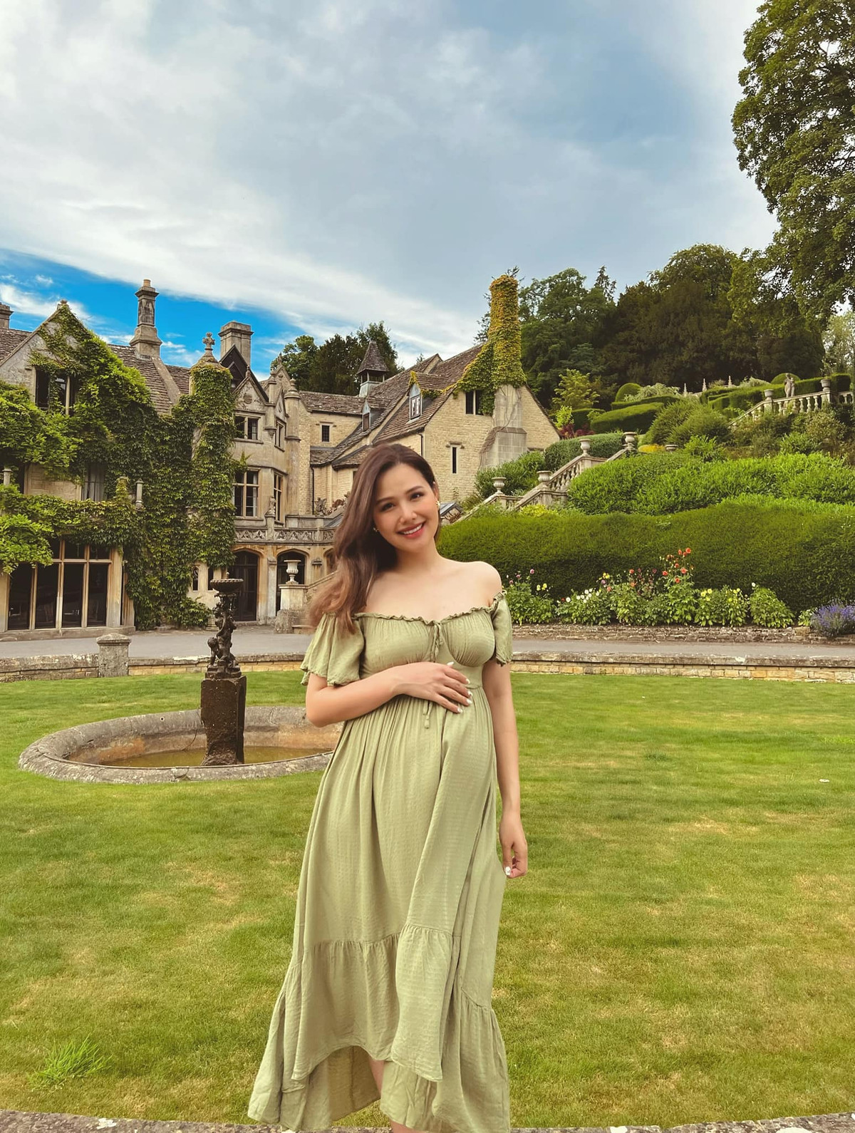 Trên trang cá nhân, cựu hot girl Phanh Lee đăng tải bộ hình bầu đẹp mê ly kèm dòng chú thích: "Tạm xa nơi thành thị trở về làng quê thanh bình để hưởng ké một chút không khí trong lành, dạo chơi trong lâu đài cổ đẹp như bước ra từ những câu truyện cổ tích".