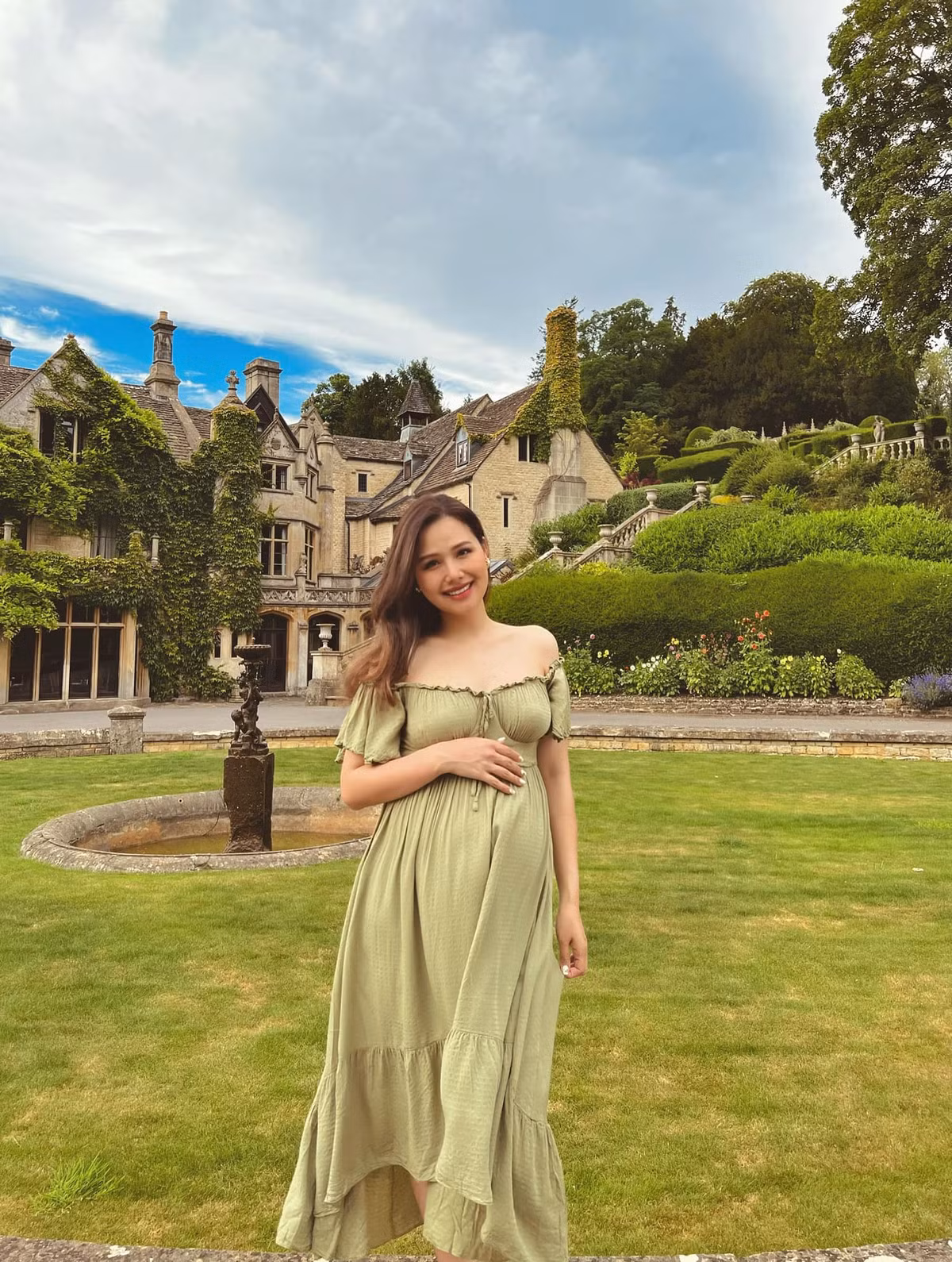 Trên trang cá nhân, cựu hot girl Phanh Lee đăng tải bộ hình bầu đẹp mê ly kèm dòng chú thích: "Tạm xa nơi thành thị trở về làng quê thanh bình để hưởng ké một chút không khí trong lành, dạo chơi trong lâu đài cổ đẹp như bước ra từ những câu truyện cổ tích".