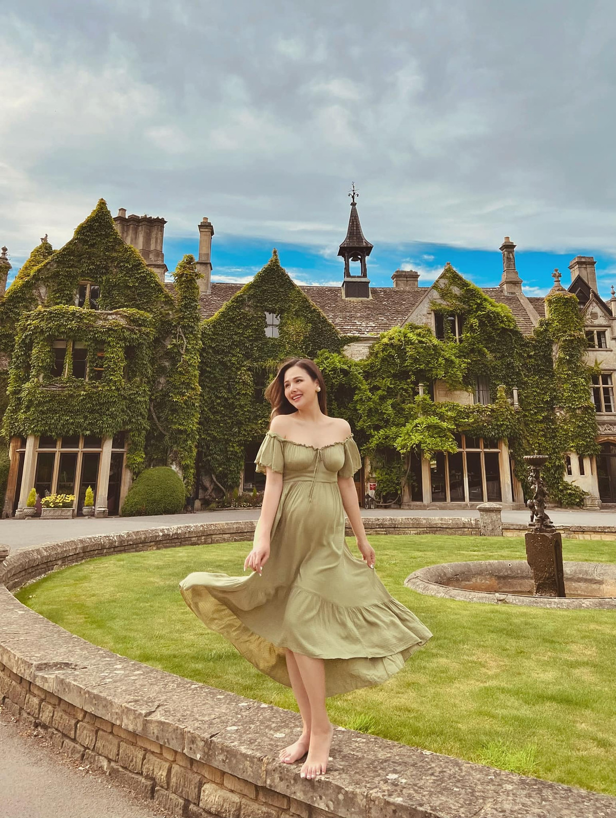 Gái xinh chọn váy trễ nải màu bơ, đi chân trần tung tăng trong hoa viên. Cô mê đắm cảnh sắc và không khí trong lành nơi đây.