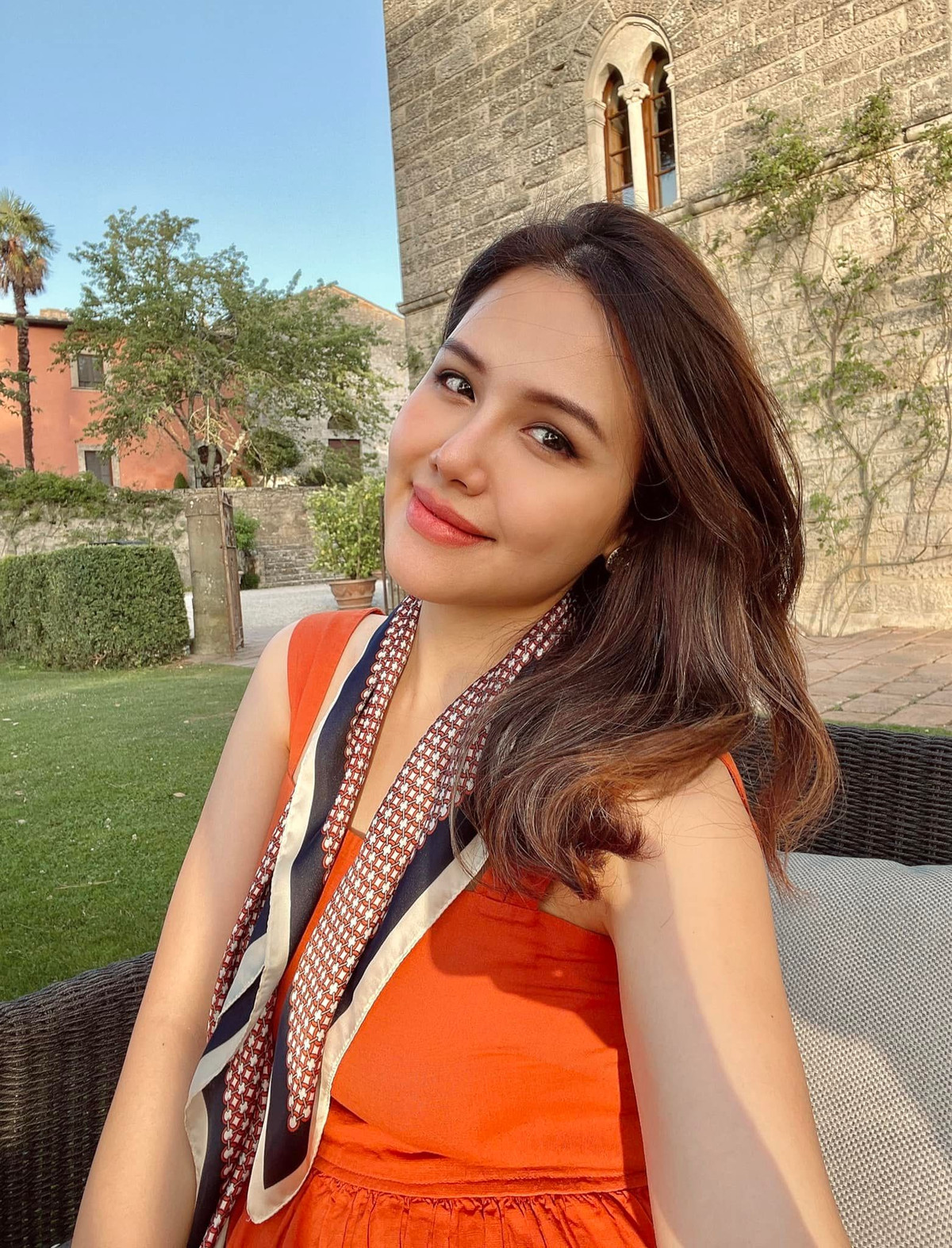 Cô đi chơi không biết mỏi trong chuyến du lịch châu Âu cùng chồng con.