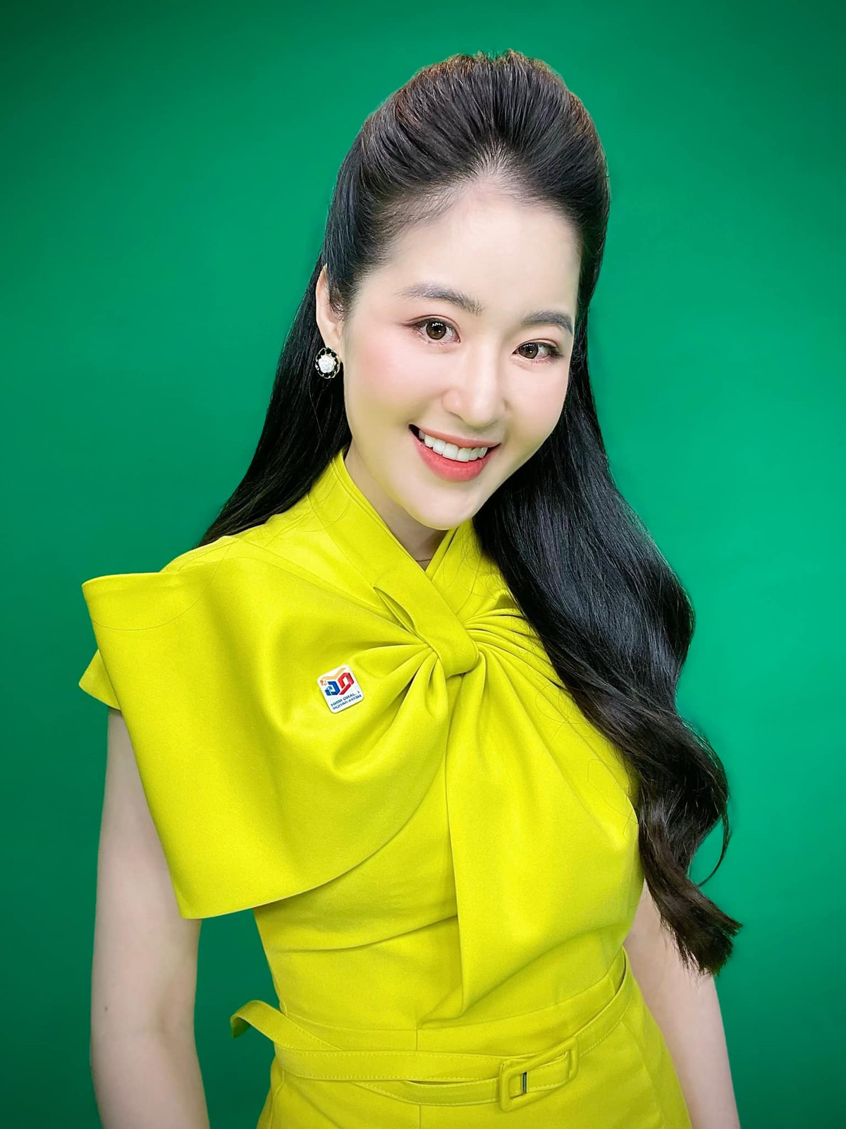 Nữ MC này còn gây ấn tượng với nhan sắc xinh đẹp, khả ái và phong cách thời trang thanh lịch, trẻ trung.