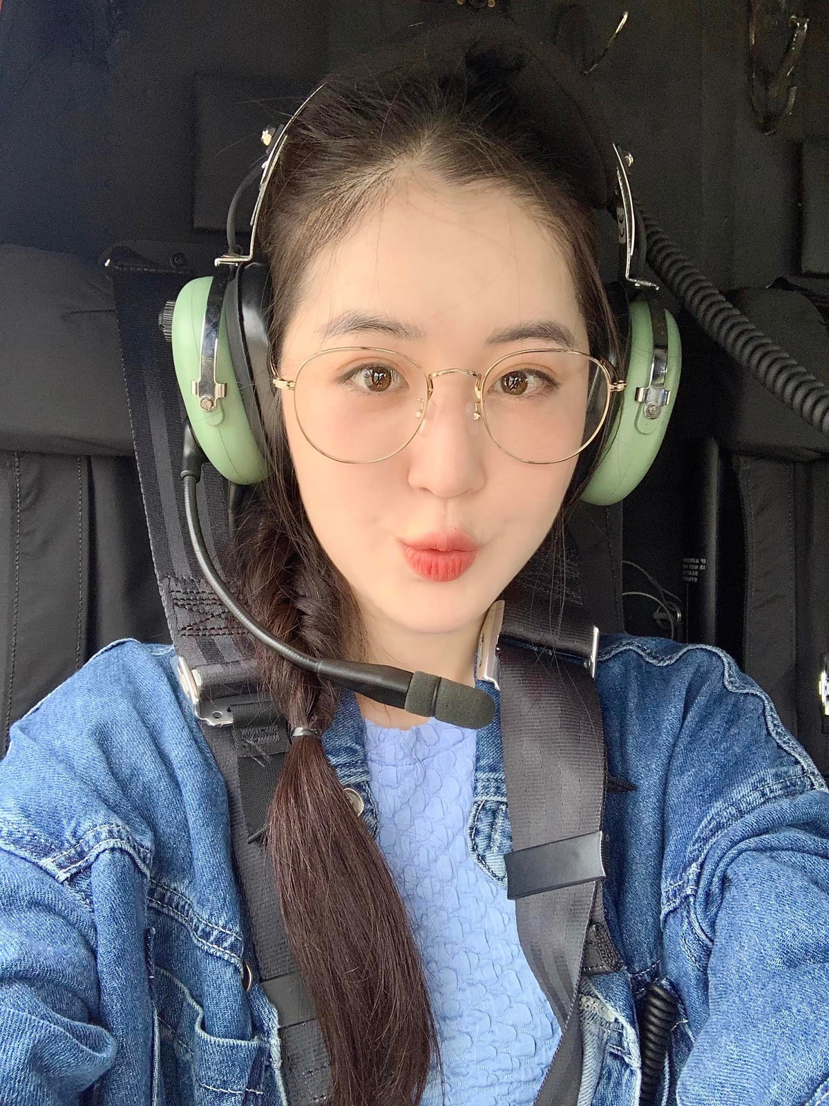 Ngoài công việc chính, nữ MC sinh năm 1992 là mẫu ảnh cho nhiều nhãn hàng thời trang của tỉnh nhờ ngoại hình xinh đẹp, vóc dáng cân đối.