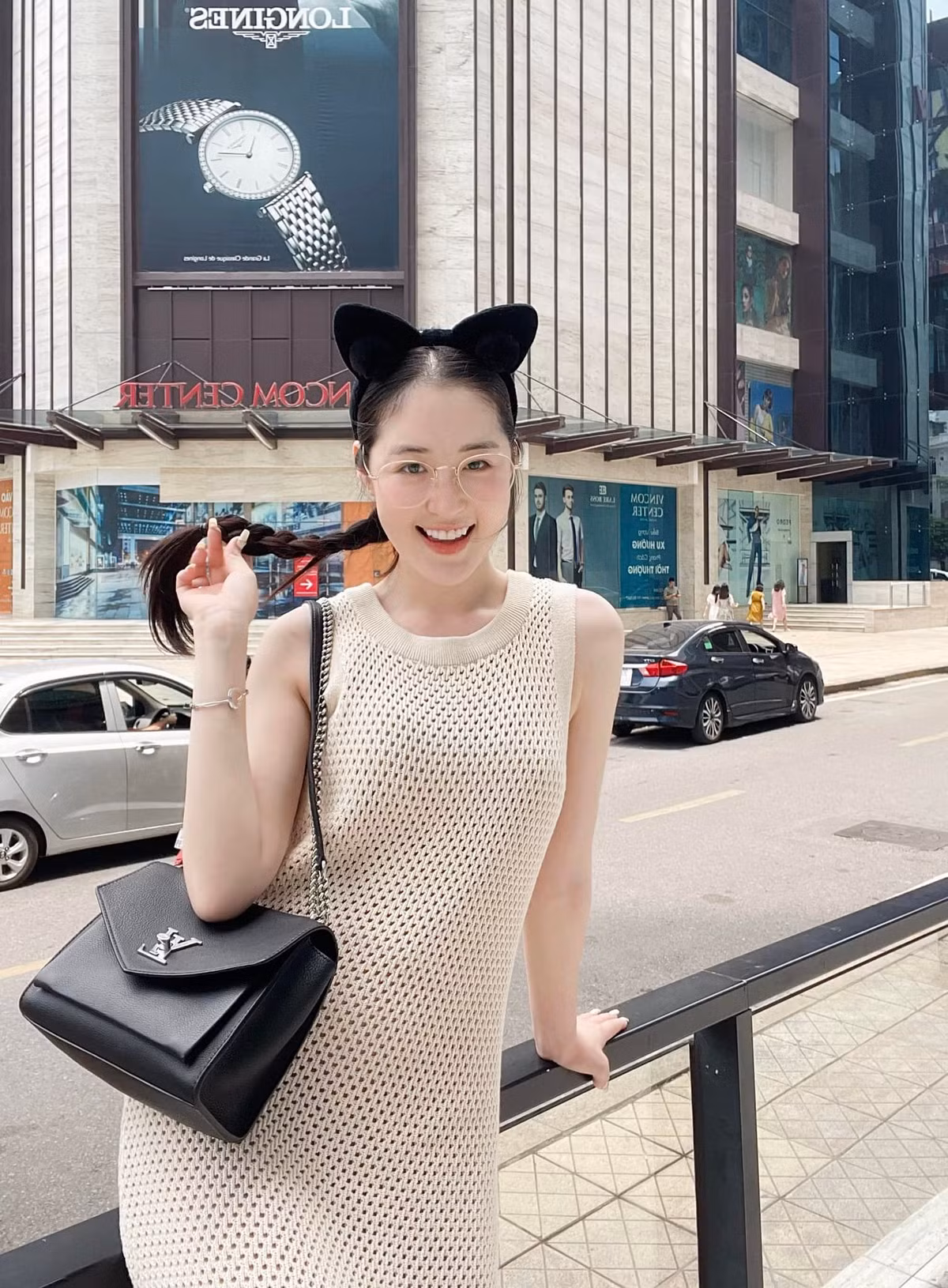 Cô được biết đến với biệt danh "Nữ hoàng thời tiết" bởi vẻ ngoài xinh đẹp, dịu dàng.