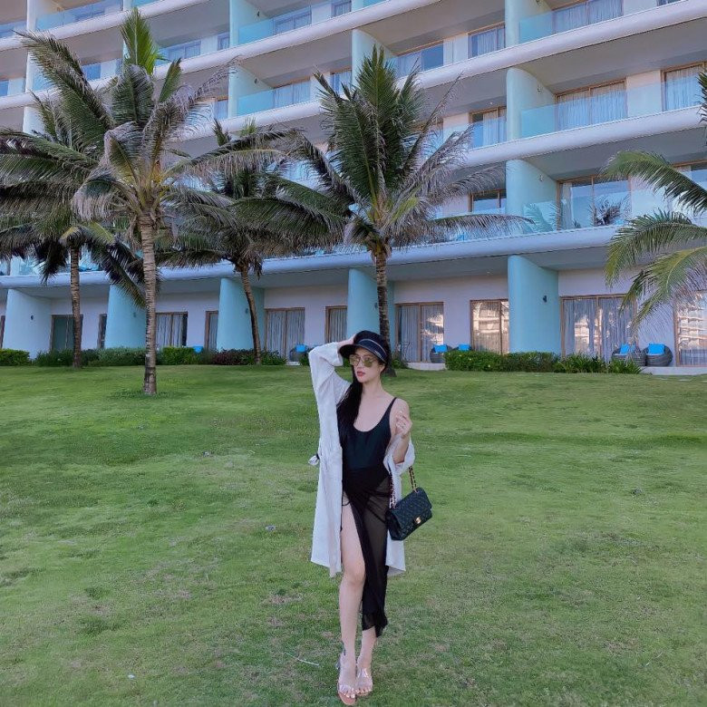 Cựu hot girl được nhận xét ngày càng mặn mà và quyến rũ hơn. Ảnh: FBNV