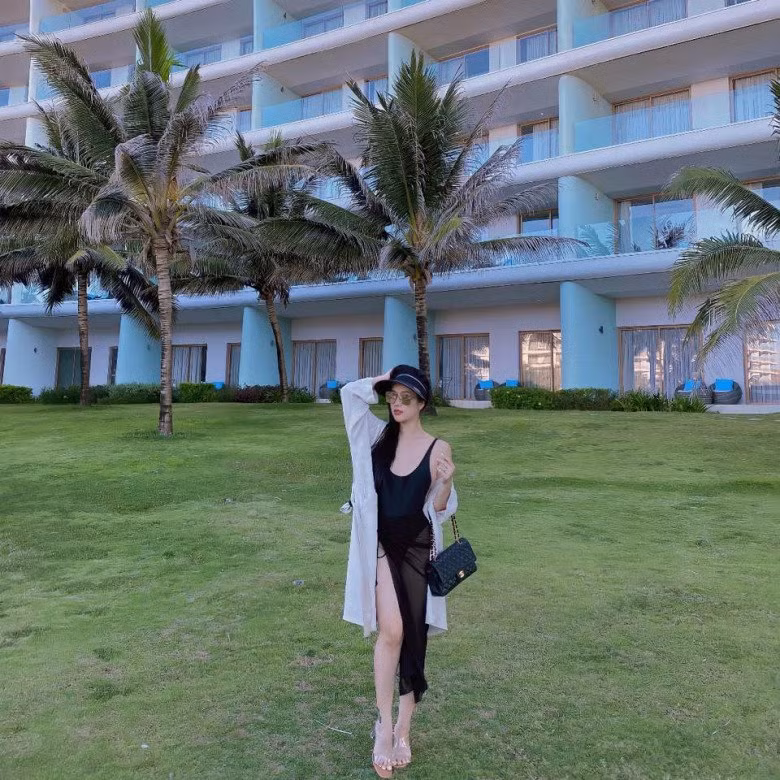 Cựu hot girl được nhận xét ngày càng mặn mà và quyến rũ hơn. Ảnh: FBNV