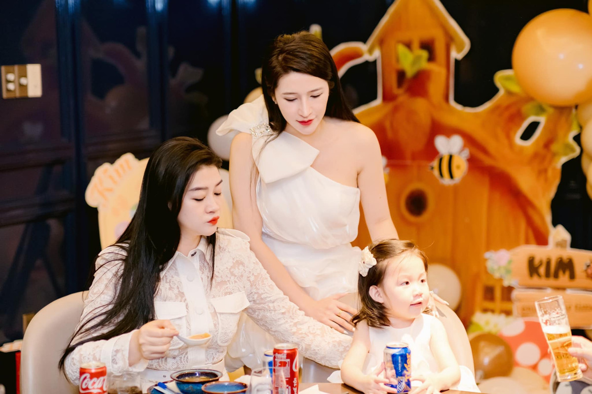 Khoảng thời gian rời xa chốn showbiz của Vân Navy đã đủ làm cô có sự thay đổi rõ rệt cả về cuộc sống lẫn nhan sắc. Thậm chí netizen khi nhìn thấy cô còn bày tỏ nhận không ra Vân Navy một thời.