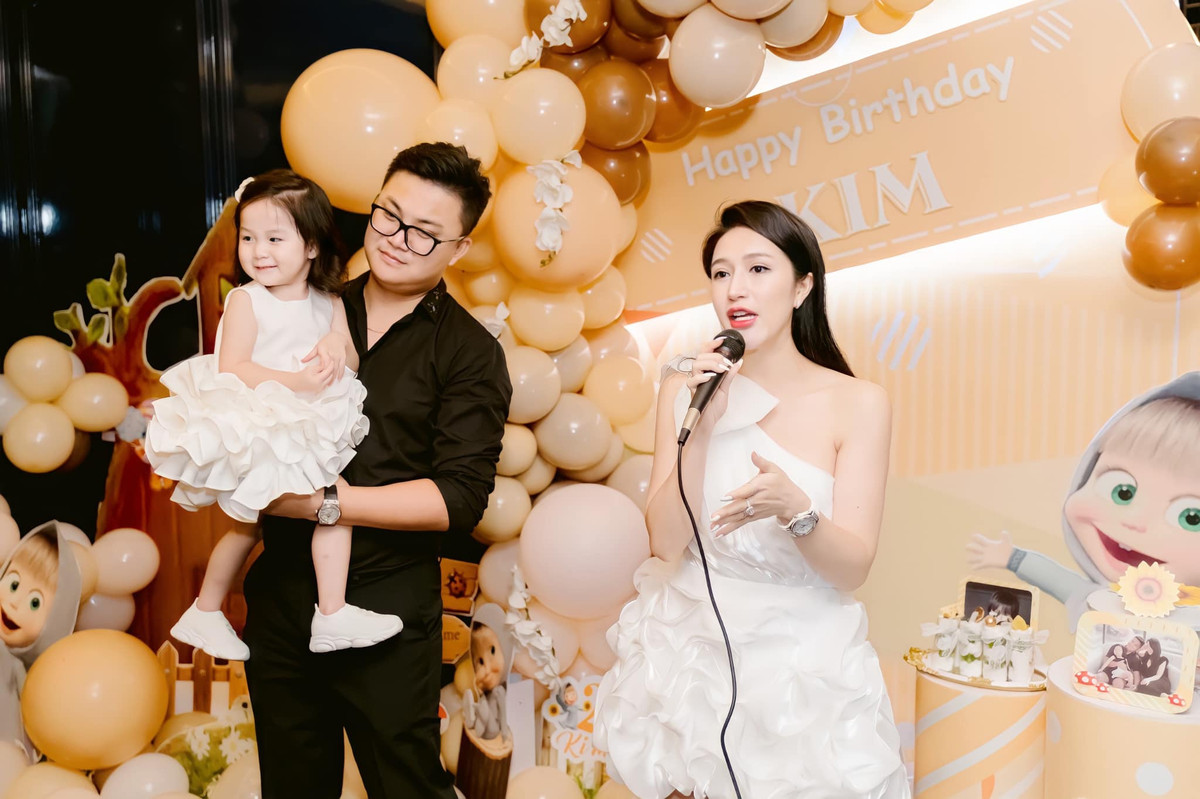 Nàng cựu hot girl mới đây gây chú ý khi chia sẻ loạt ảnh trong bữa tiệc sinh nhật hoành tráng của con gái. Ngày vui của ái nữ có sự góp mặt của rất đông người thân, bạn bè.