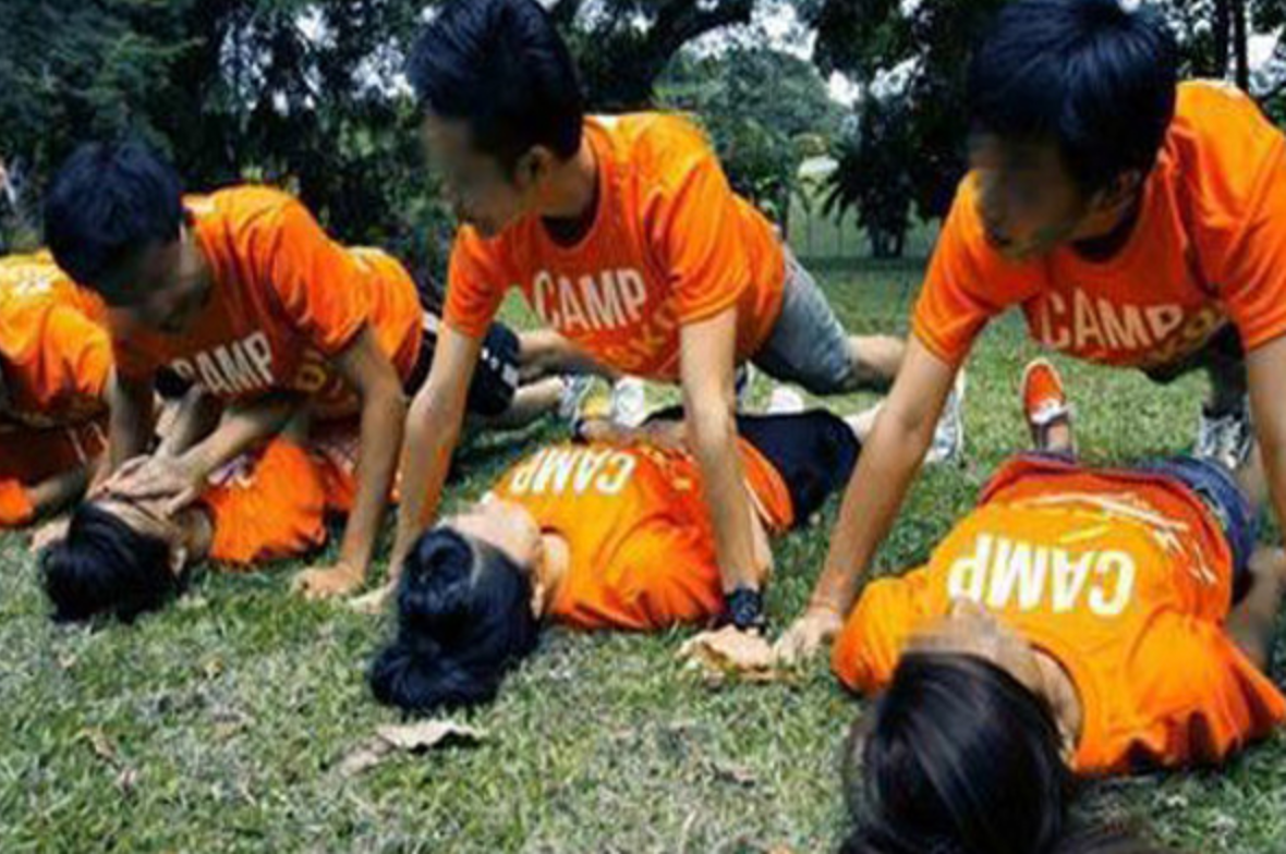 Đây không phải lần đầu tiên, mạng xã hội xuất hiện những hình ảnh gây tranh cãi của các nhóm chơi teambuilding.