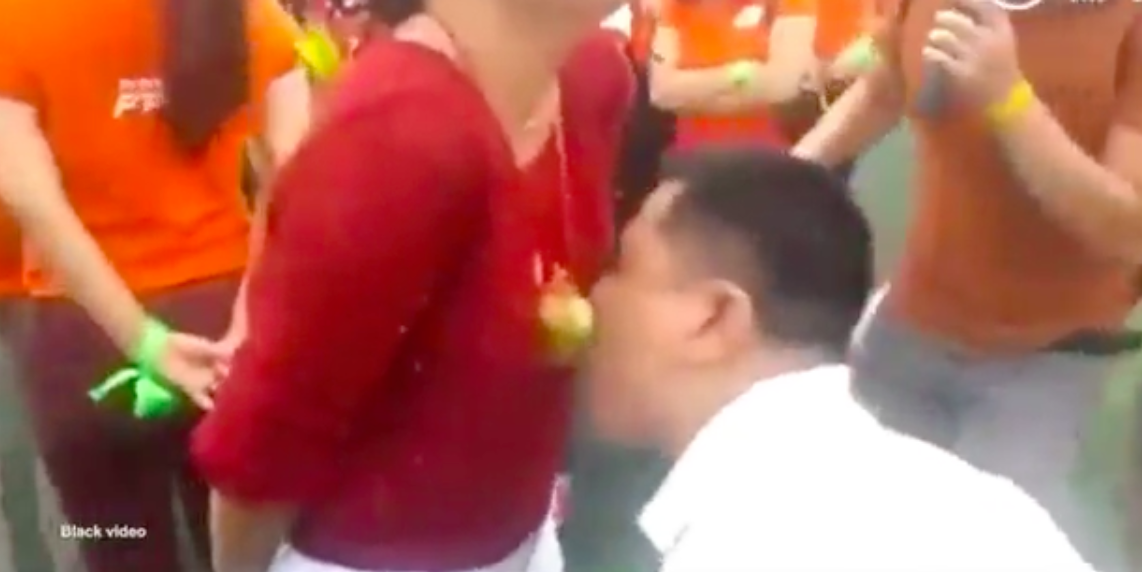 Hình ảnh các cô gái đứng ngay thẳng cho đồng nghiệp nam liên tục đẩy mạnh từ phía sau khiến nhiều người xem không khỏi ngượng ngùng.