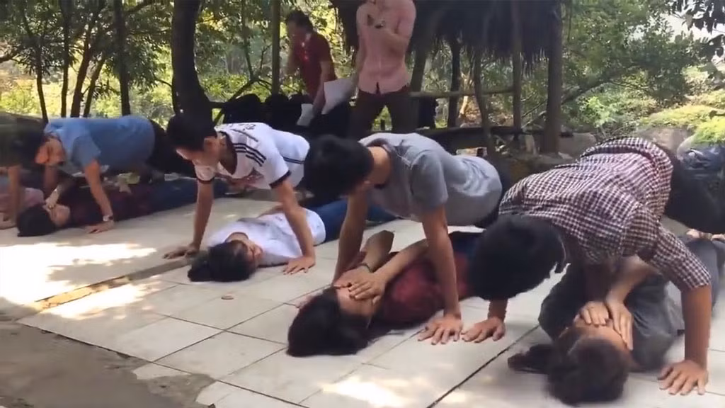 Việc chơi team buiding trong các chuyến du lịch gần đây được rất nhiều công ty áp dụng để tạo nên sự gắn kết các thành viên trong công ty.