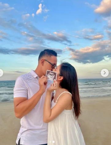 Cụ thể trên Facebook, Vũ Thu Hoài đăng tải ảnh bên doanh nhân Hoài Nam trong chuyến du lịch mới đây. Trên tay họ cầm tấm hình siêu âm thai nhi, nở nụ cười đầy hạnh phúc.