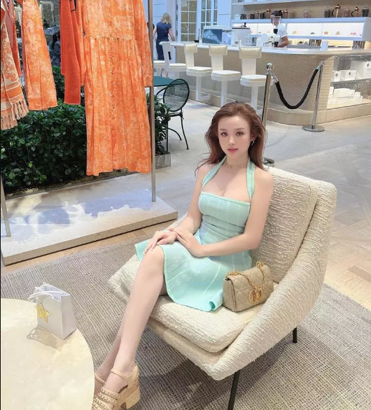 Không hổ danh hot mom sang chảnh, Huyền Baby khoe loạt outfit "sặc mùi tiền" thả dáng ở trời Tây.