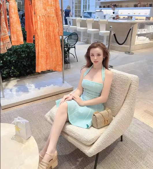 Không hổ danh hot mom sang chảnh, Huyền Baby khoe loạt outfit "sặc mùi tiền" thả dáng ở trời Tây.