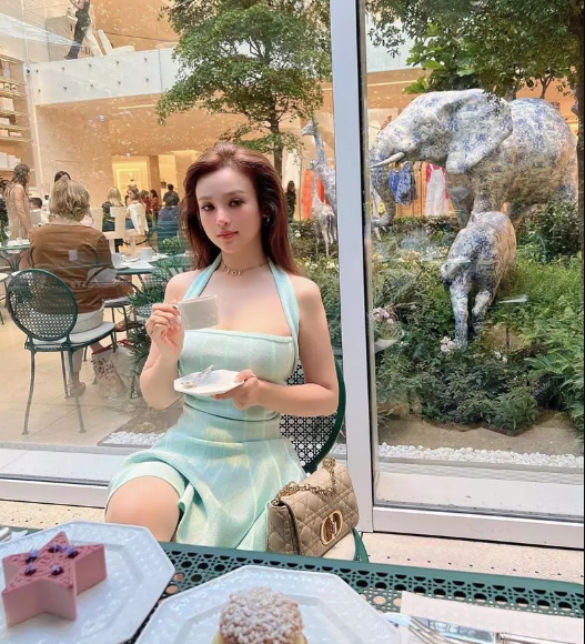 Đi thưởng trà, Huyền Baby lựa chọn túi Dior tông be dịu nhẹ có giá khoảng 100 triệu đồng.