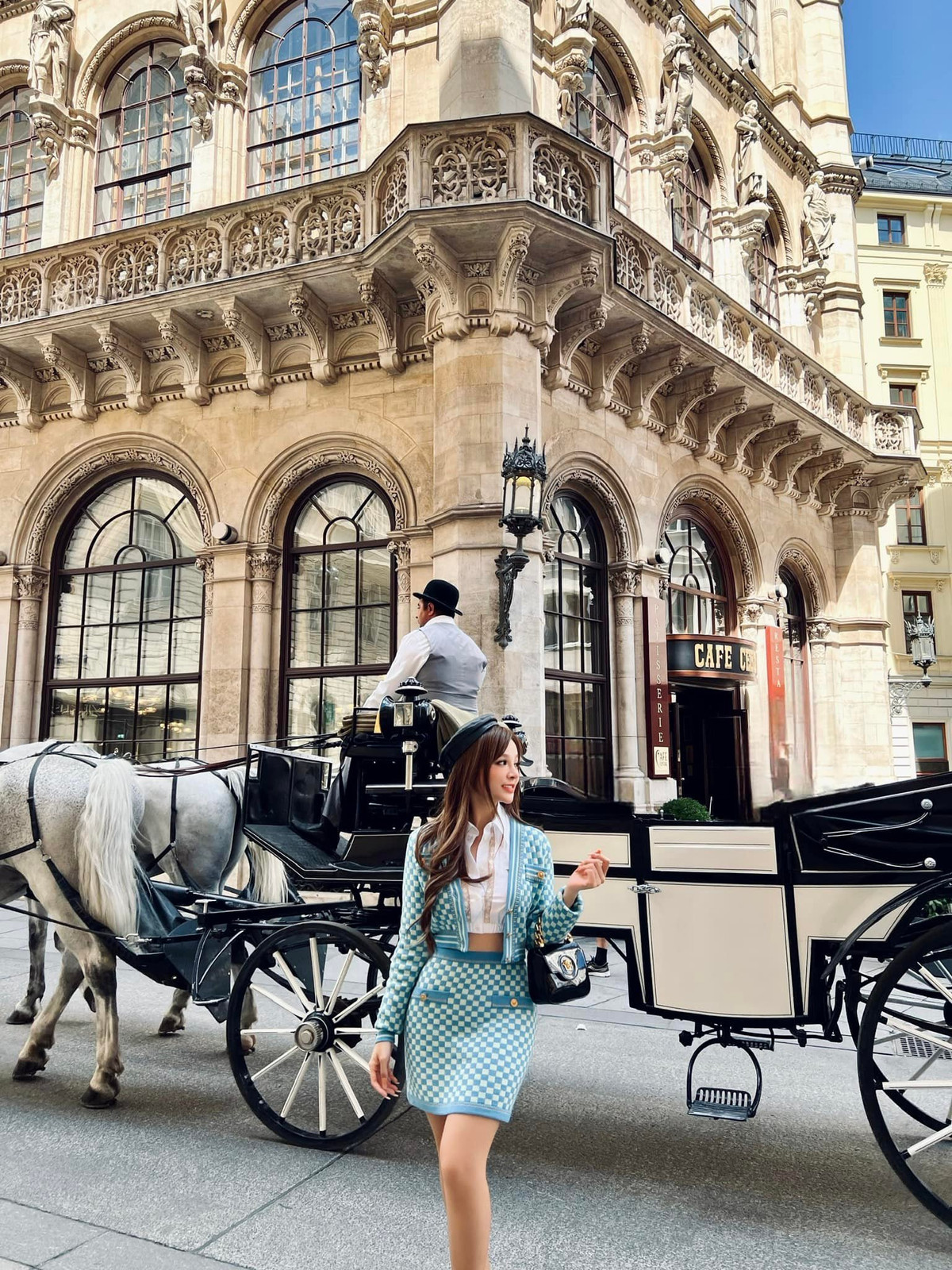 Cựu hot girl không quên check-in các địa điểm nổi tiếng bằng loạt trang phục sặc mùi tiền, dát hàng hiệu từ đầu đến chân.