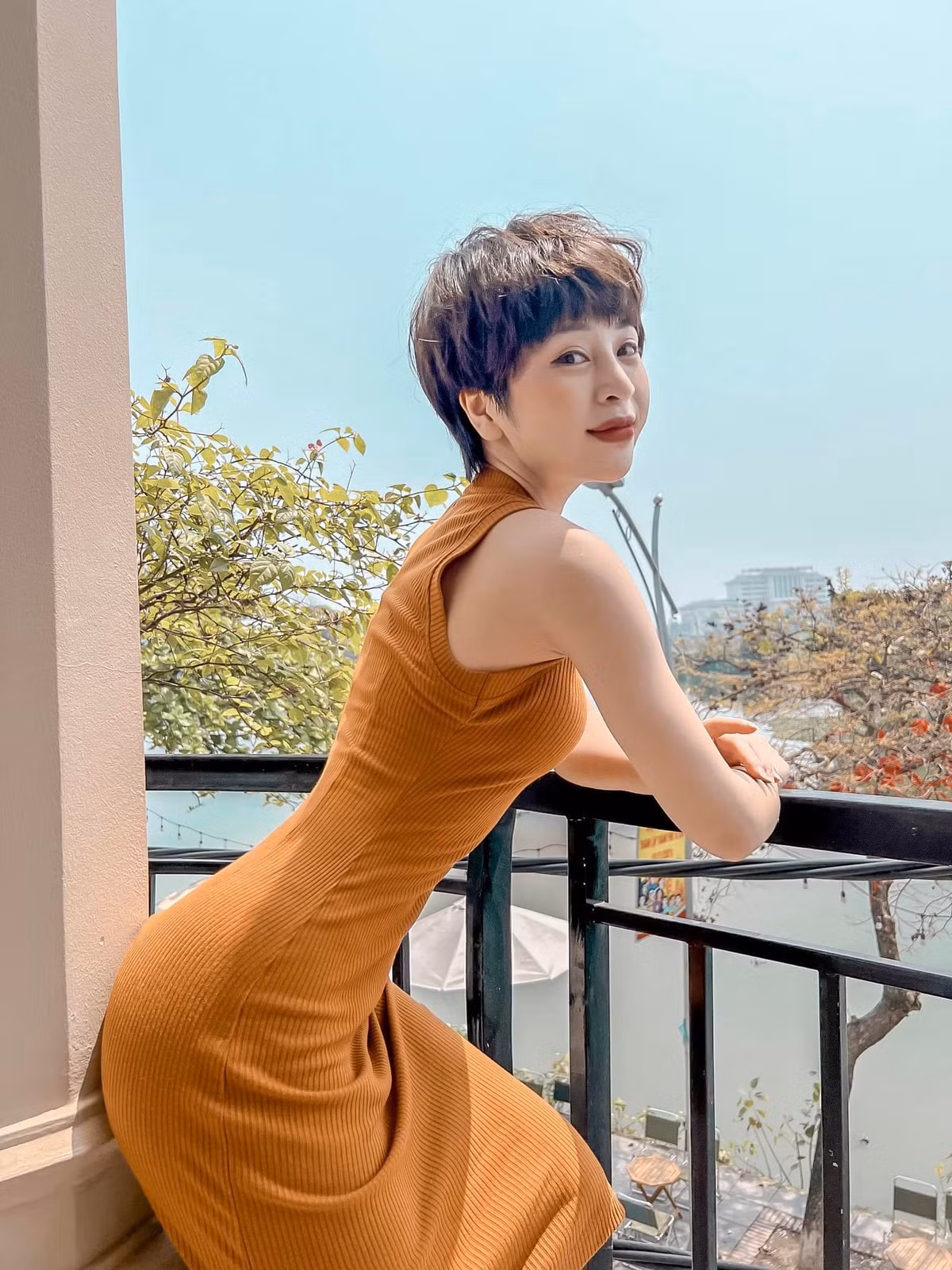 Trên kênh YouTube, người đẹp này cũng thường xuyên đăng tải những clip múa côn khiến người xem hoa mắt.