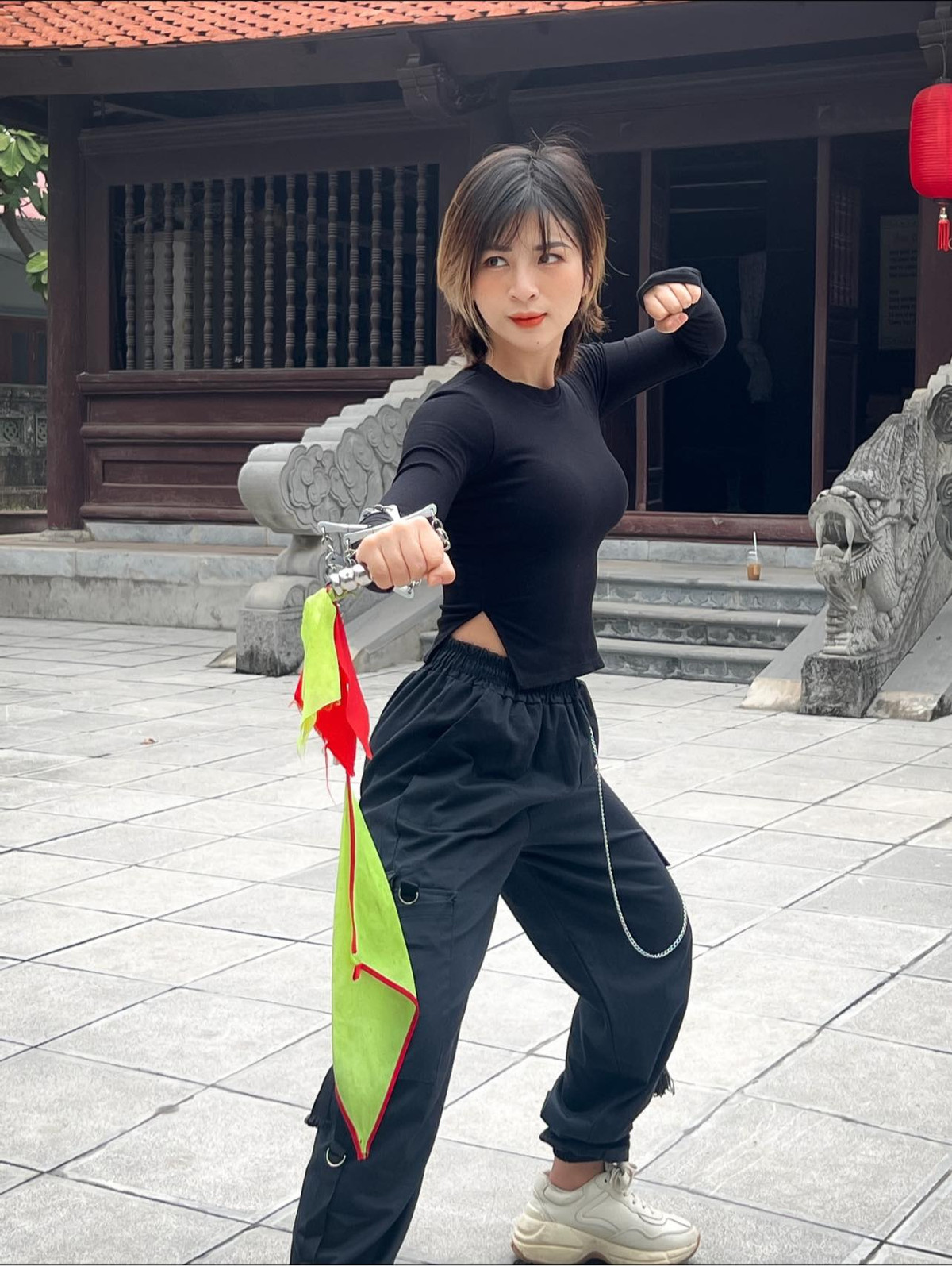 Ngoài Đoan Trang, gái xinh Trần Thị Hậu cũng nổi tiếng nhờ niềm đam mê múa côn nhị khúc.