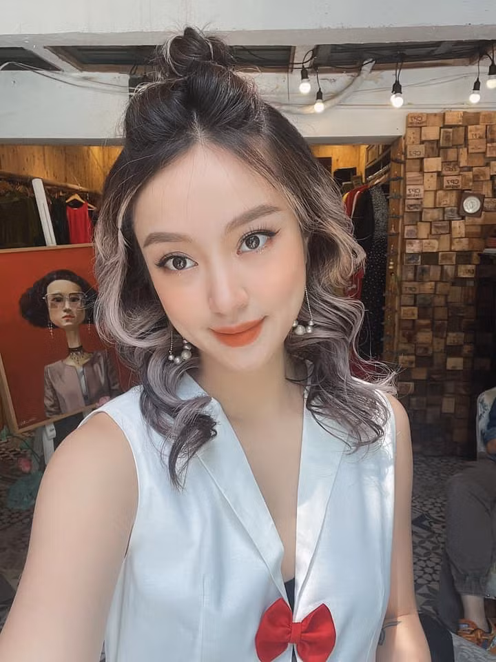 Sau khi cuộc hôn nhân này đổ vỡ, cựu hot girl sống kín tiếng hơn và bất ngờ thông báo tái hôn vào năm 2018.