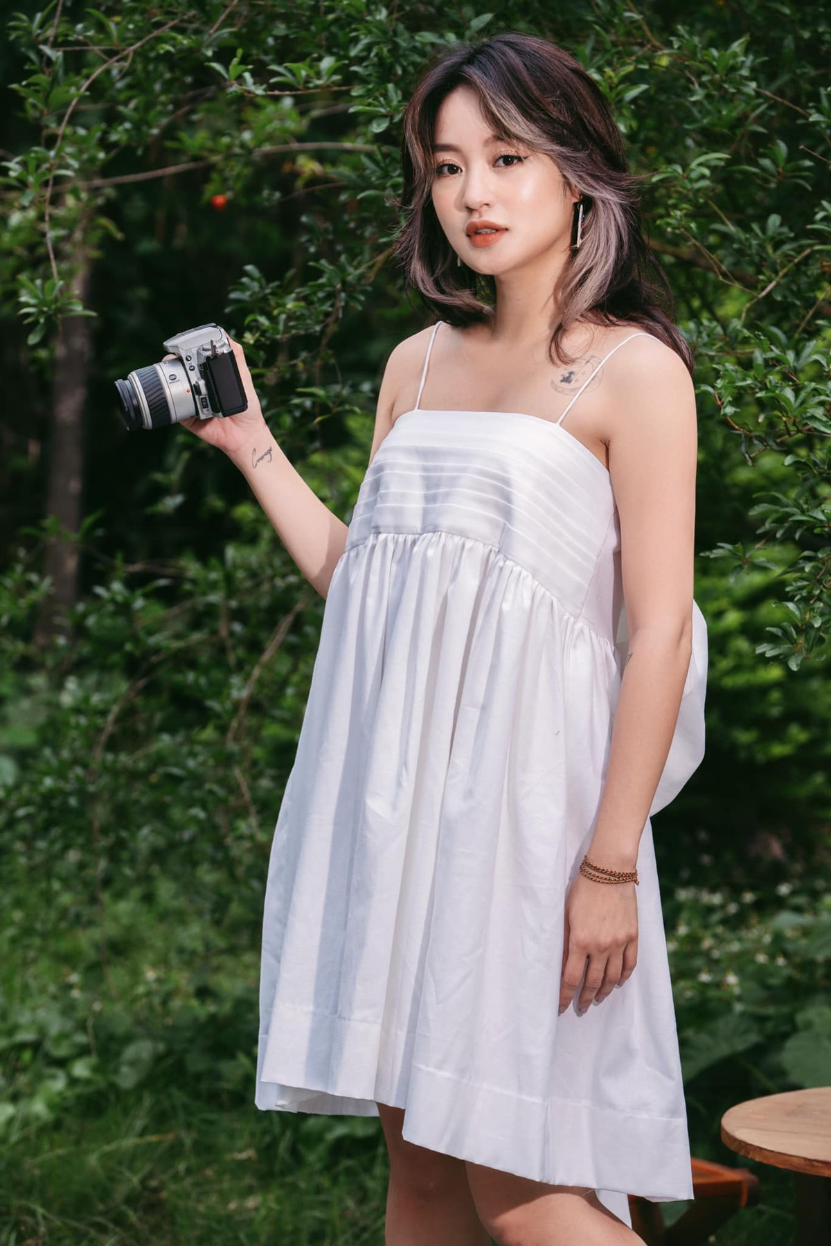 Từ nụ cười, ánh mắt, khuôn mặt đến thân hình của cựu hot girl đều trẻ trung như tuổi đôi mươi.