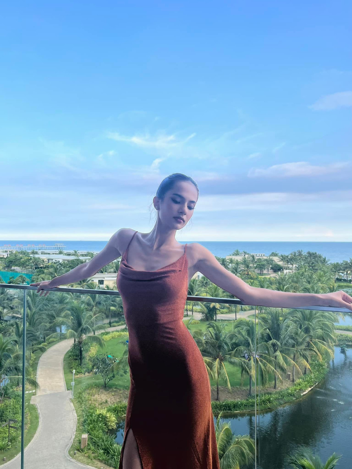 Những bức ảnh được chính cô đăng tải trên trang cá nhân thể hiện được nét đẹp Á- Âu trộn lẫn tạo nên một dung mạo hài hoà, đặc biệt.