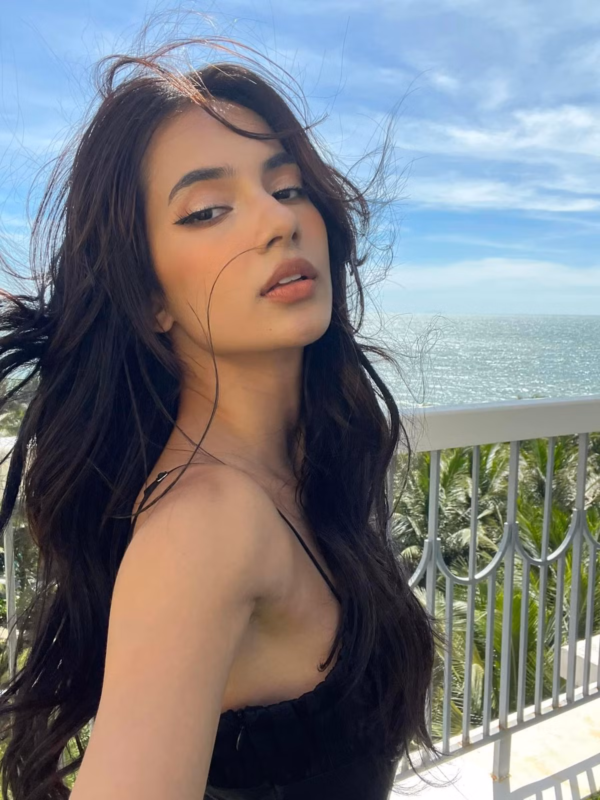 Emma Lê (tên đầy đủ là Maria Fernandez Lê) được biết đến là con gái của nữ diễn viên Lê Hóa. Nàng hot girl Emma mang trong mình 2 dòng máu Việt Nam, Tây Ban Nha.